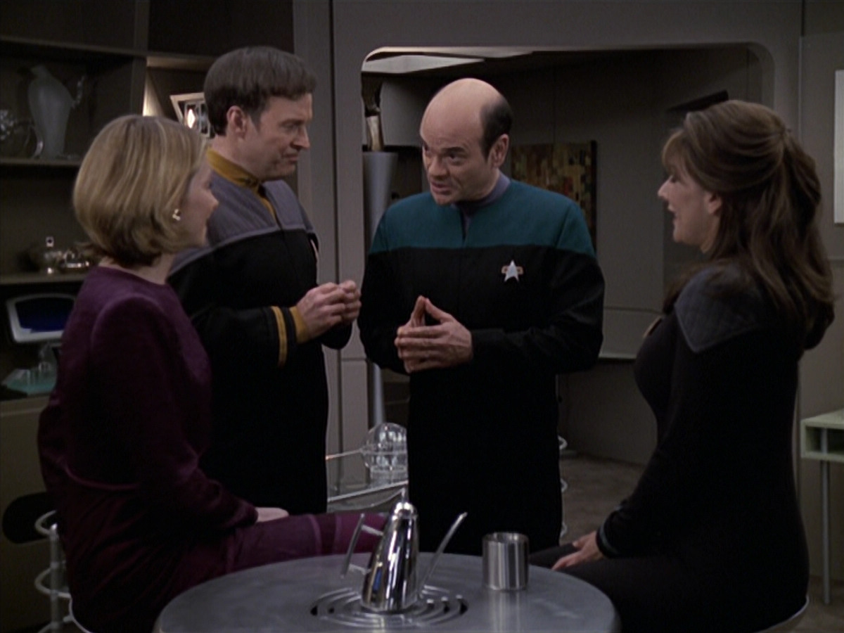 extant_StarTrek_VOY_6x24-LifeLine_03508.jpg