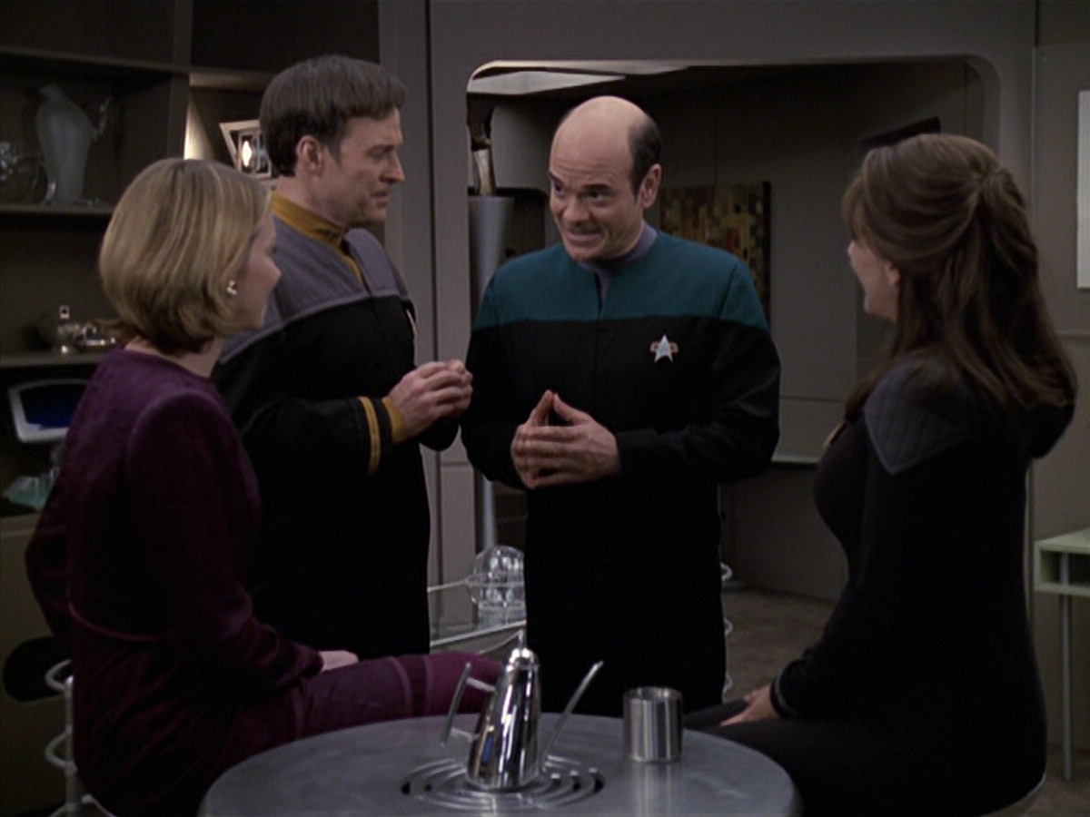 extant_StarTrek_VOY_6x24-LifeLine_03509.jpg