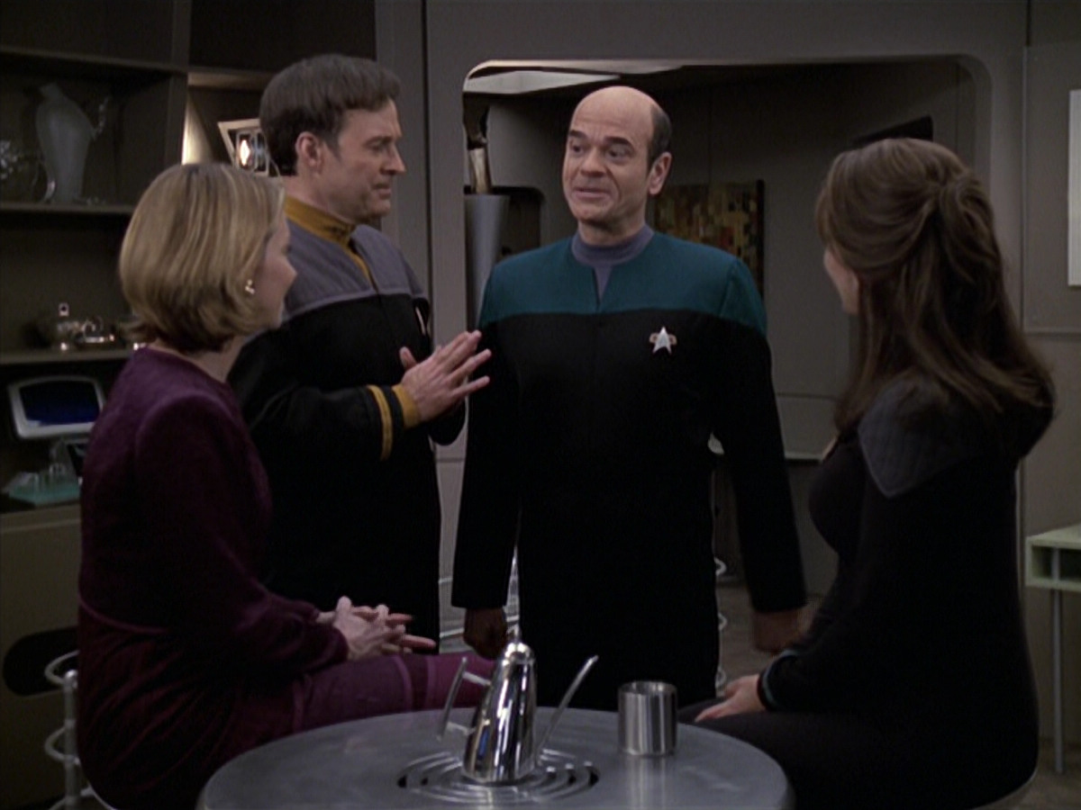 extant_StarTrek_VOY_6x24-LifeLine_03510.jpg