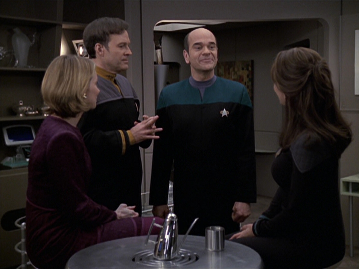 extant_StarTrek_VOY_6x24-LifeLine_03511.jpg