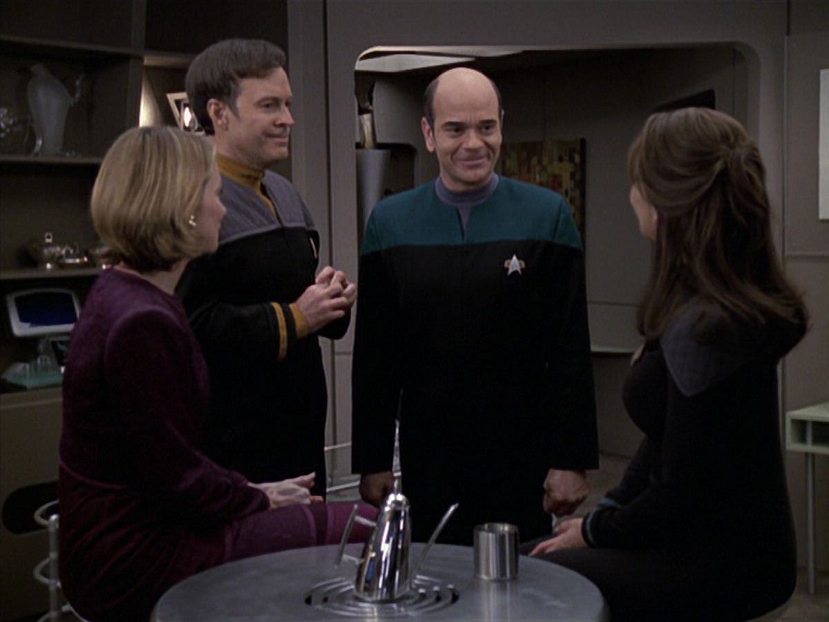 extant_StarTrek_VOY_6x24-LifeLine_03512.jpg