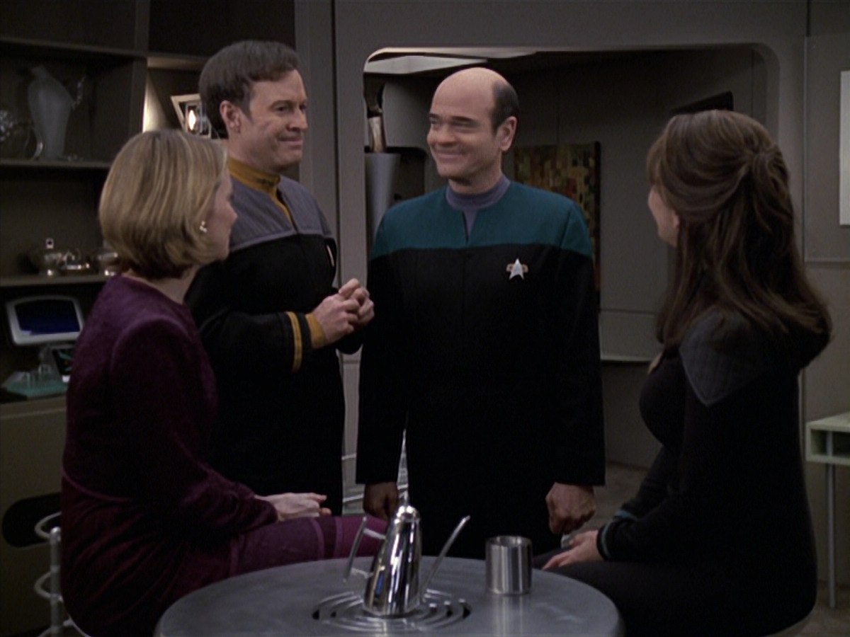 extant_StarTrek_VOY_6x24-LifeLine_03513.jpg