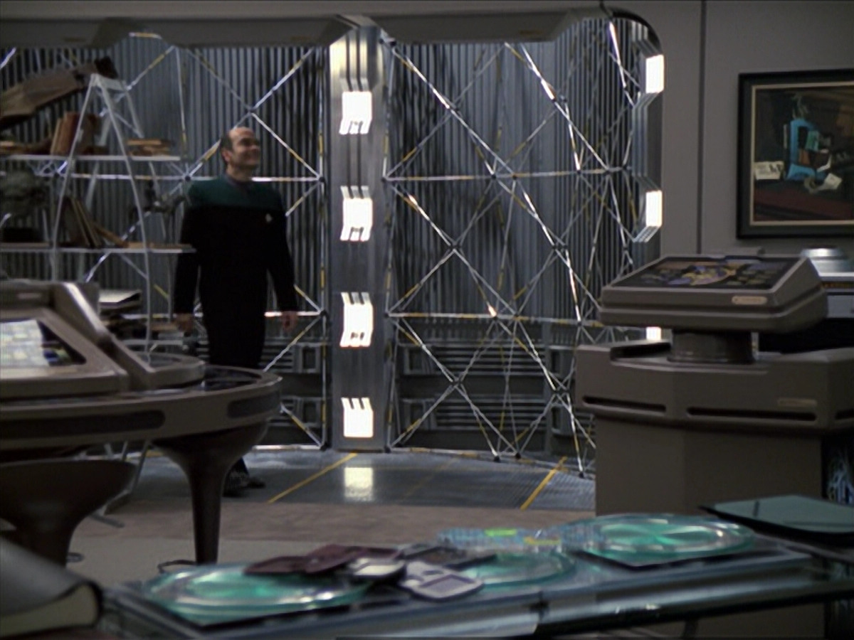 extant_StarTrek_VOY_6x24-LifeLine_03522.jpg
