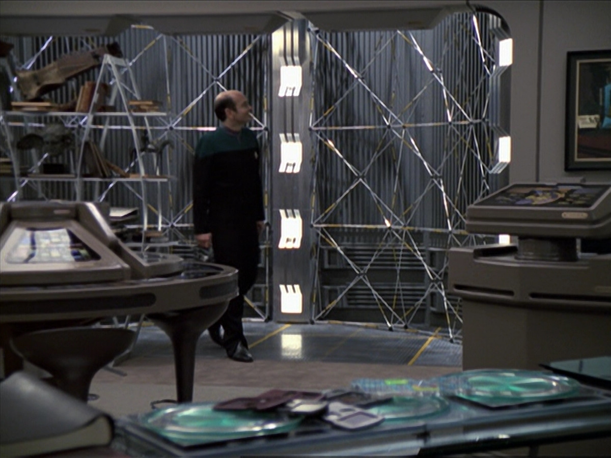 extant_StarTrek_VOY_6x24-LifeLine_03523.jpg