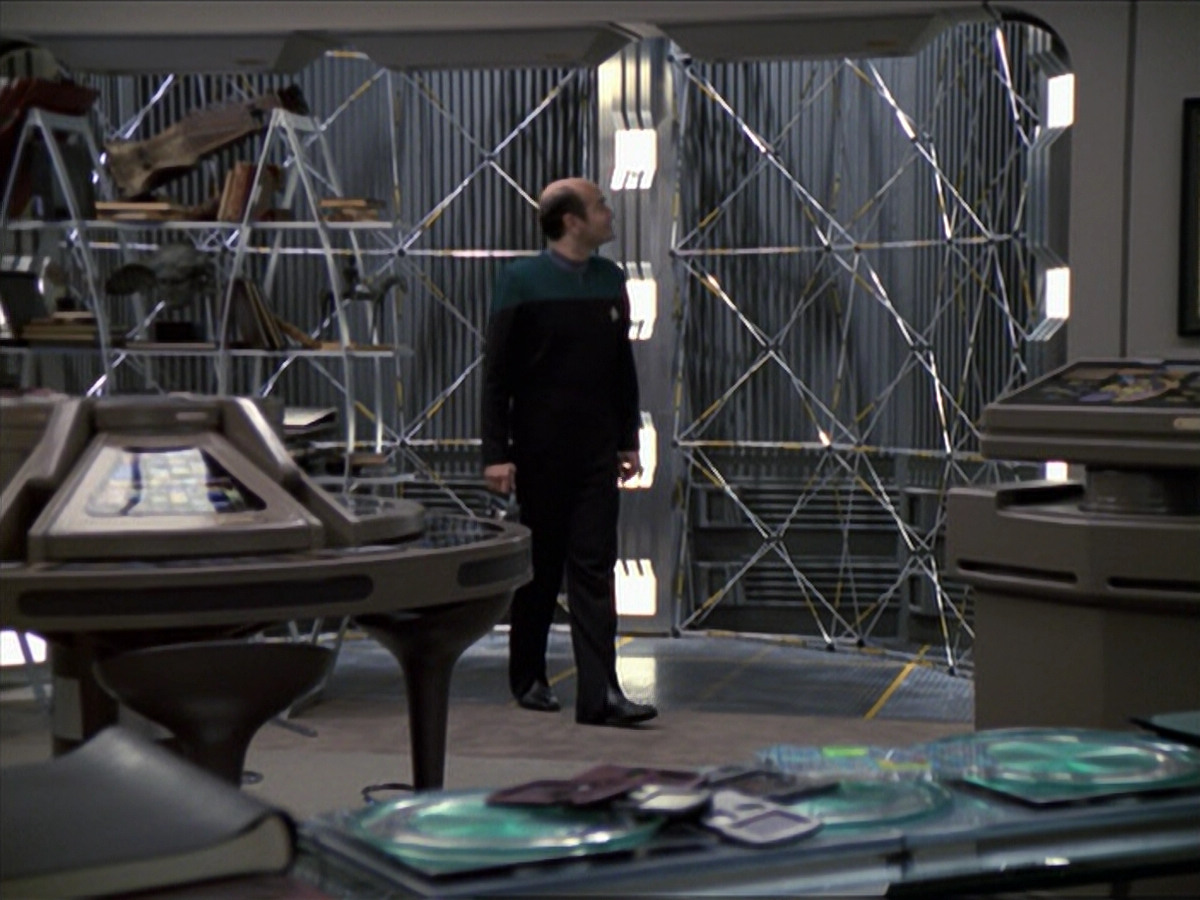 extant_StarTrek_VOY_6x24-LifeLine_03524.jpg