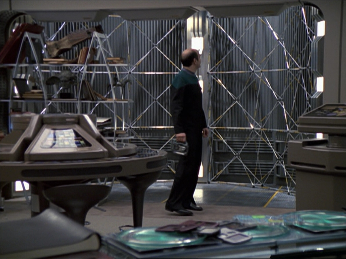 extant_StarTrek_VOY_6x24-LifeLine_03525.jpg