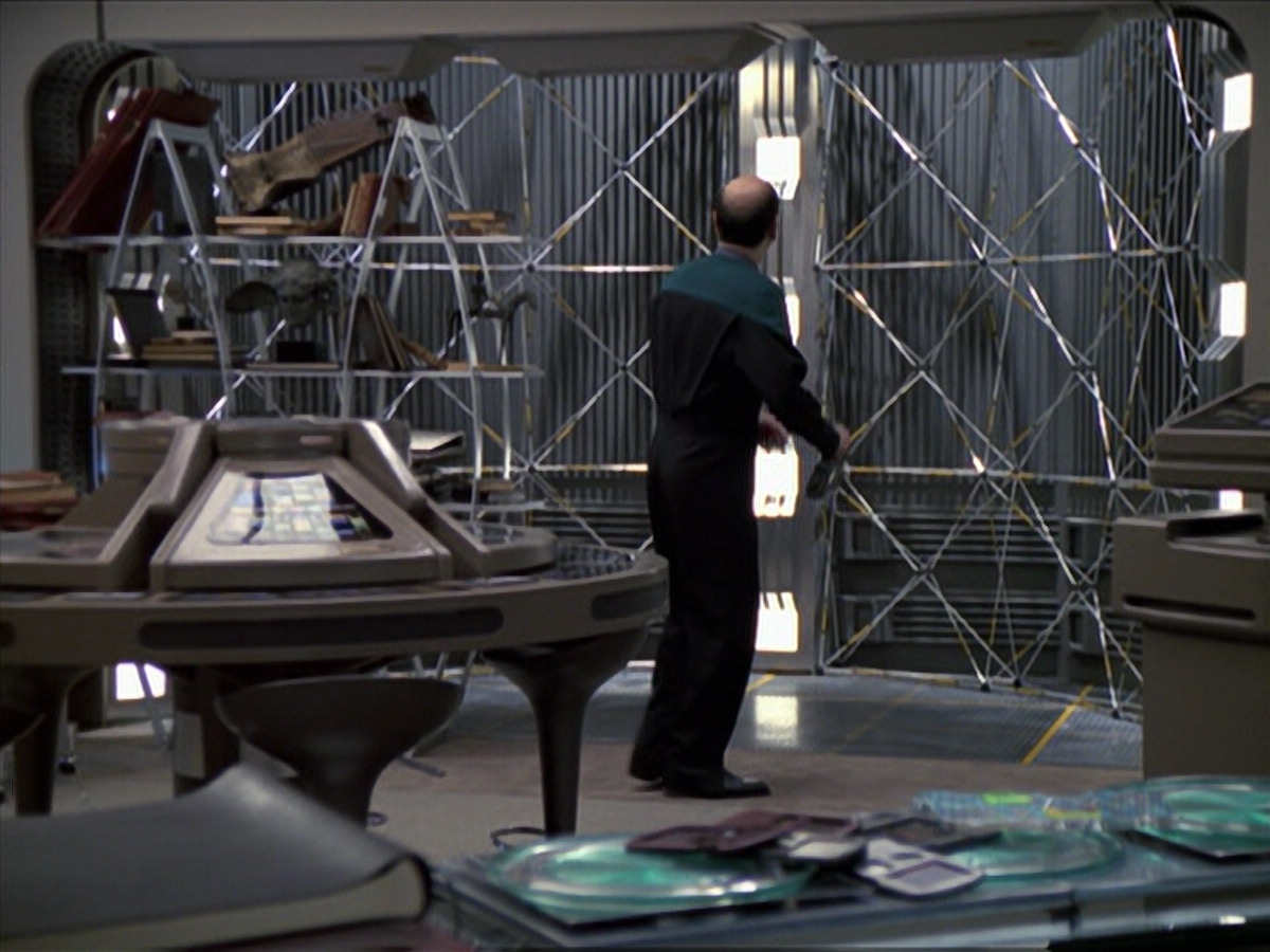 extant_StarTrek_VOY_6x24-LifeLine_03526.jpg