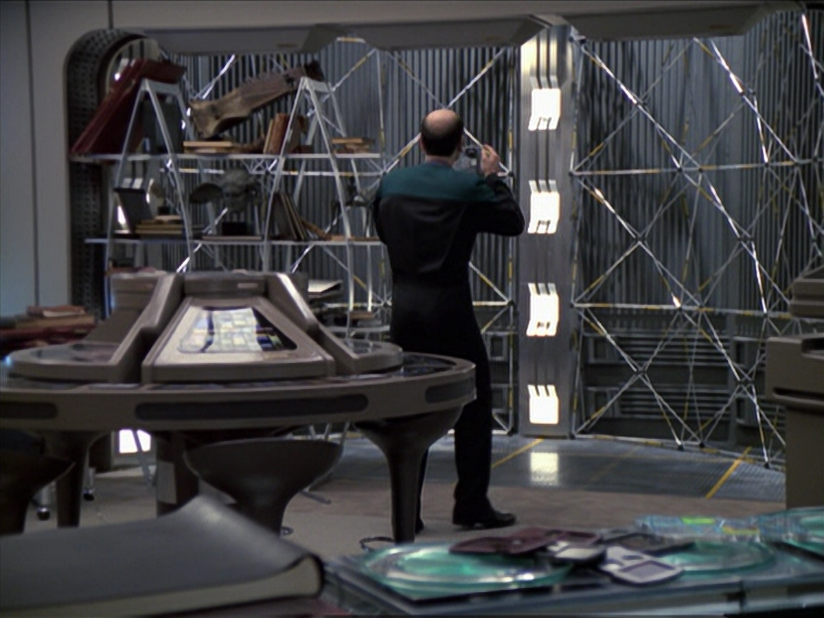 extant_StarTrek_VOY_6x24-LifeLine_03527.jpg