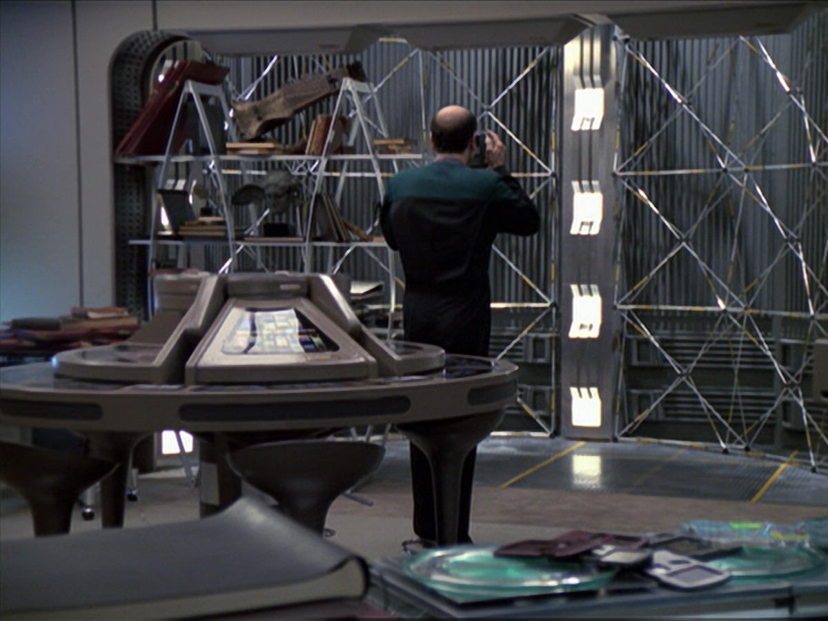 extant_StarTrek_VOY_6x24-LifeLine_03528.jpg