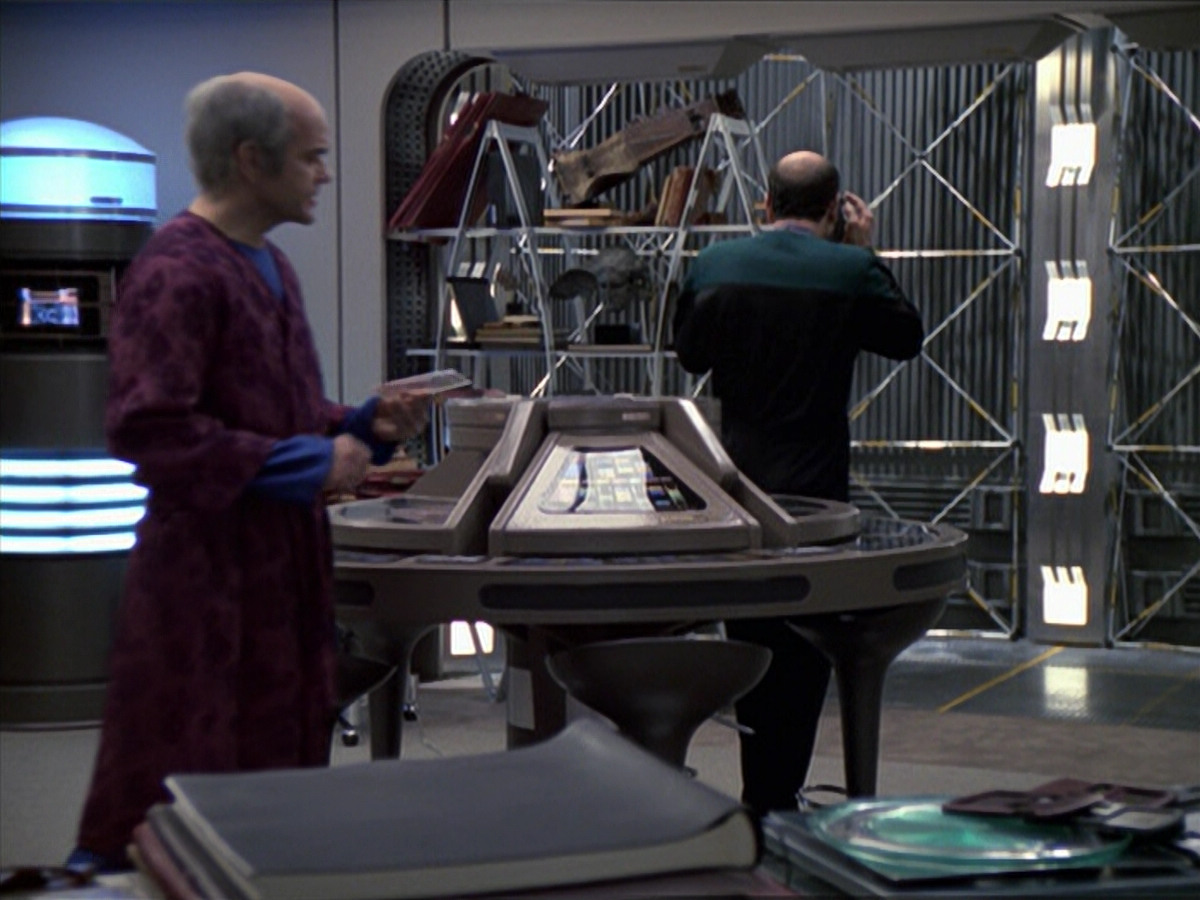 extant_StarTrek_VOY_6x24-LifeLine_03533.jpg