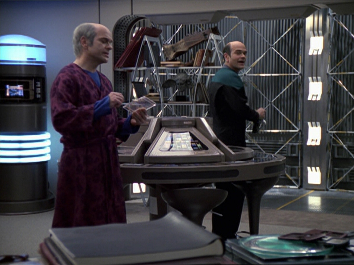 extant_StarTrek_VOY_6x24-LifeLine_03534.jpg