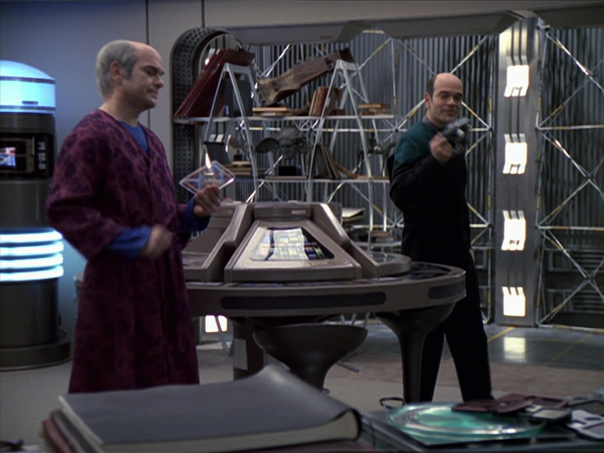 extant_StarTrek_VOY_6x24-LifeLine_03537.jpg