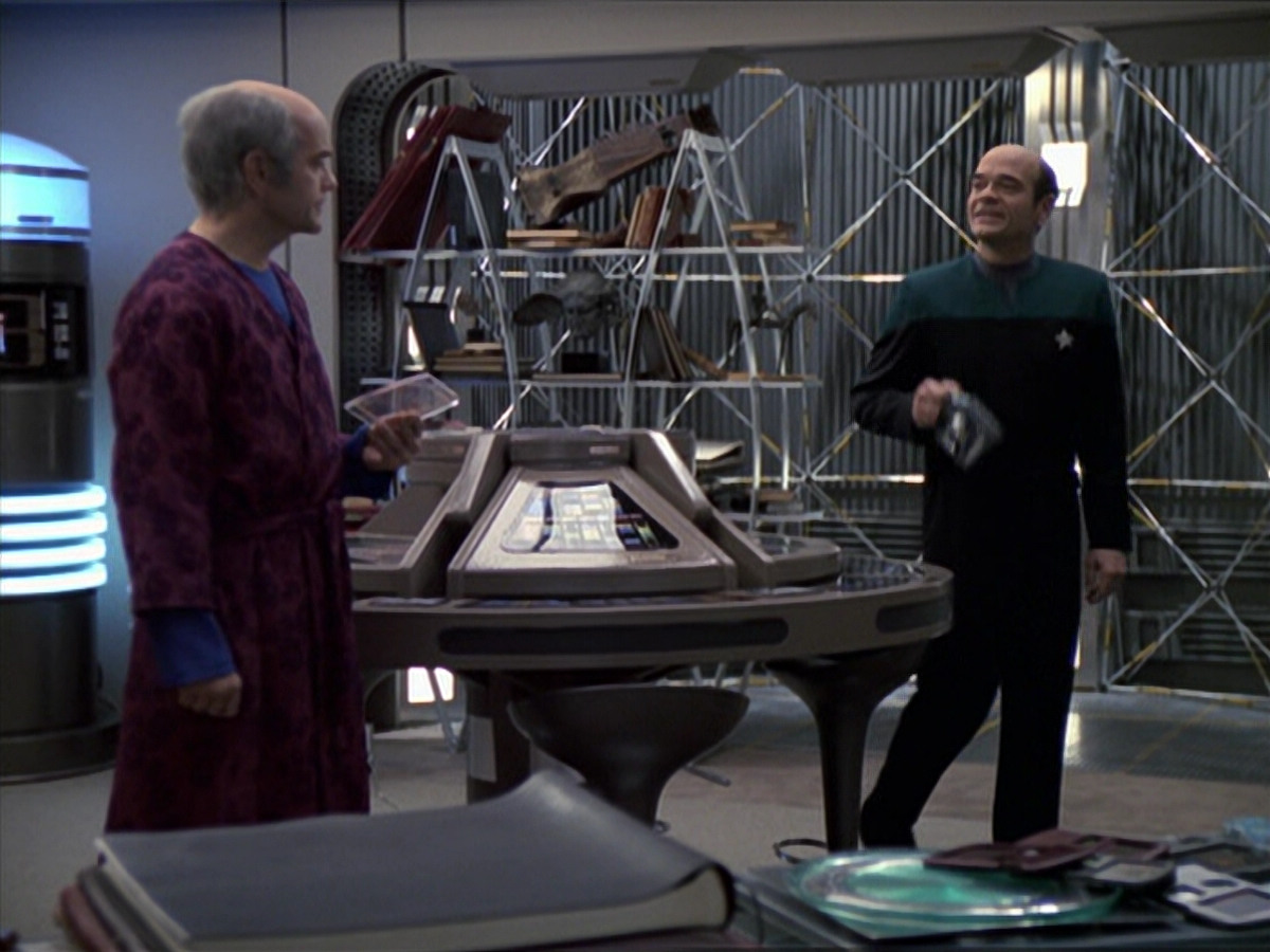 extant_StarTrek_VOY_6x24-LifeLine_03538.jpg