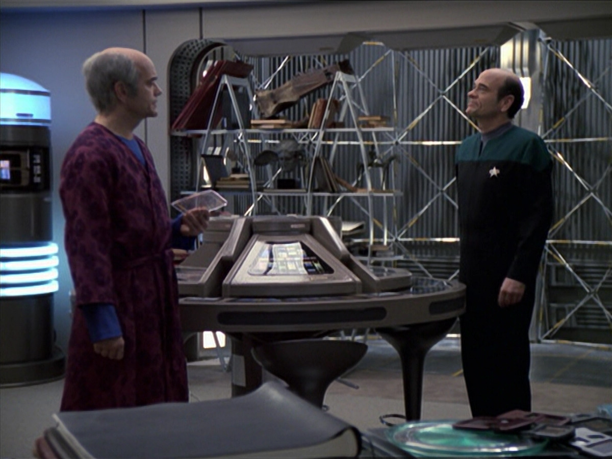 extant_StarTrek_VOY_6x24-LifeLine_03541.jpg