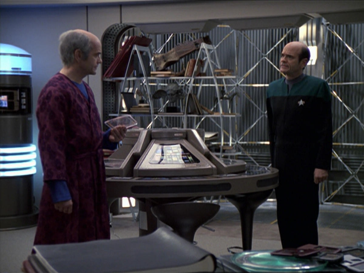 extant_StarTrek_VOY_6x24-LifeLine_03546.jpg