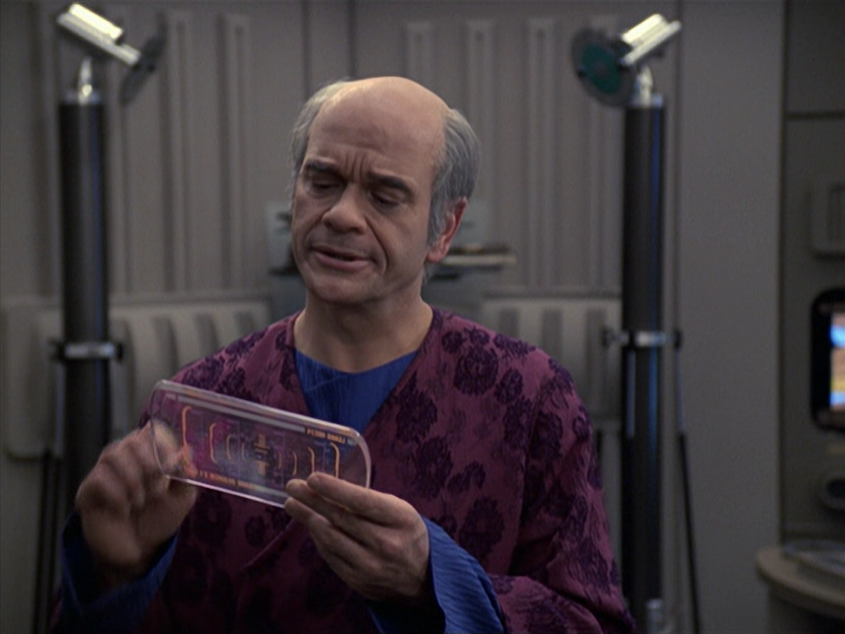 extant_StarTrek_VOY_6x24-LifeLine_03547.jpg