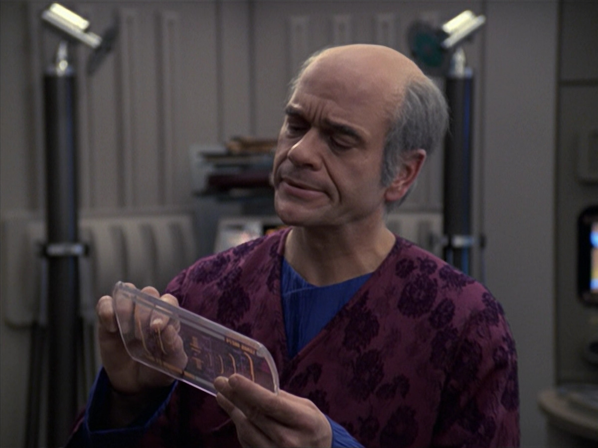 extant_StarTrek_VOY_6x24-LifeLine_03549.jpg