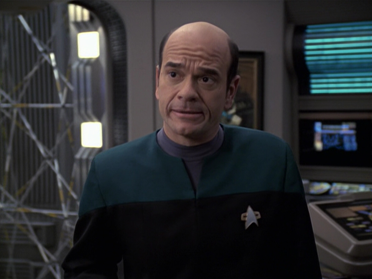 extant_StarTrek_VOY_6x24-LifeLine_03551.jpg