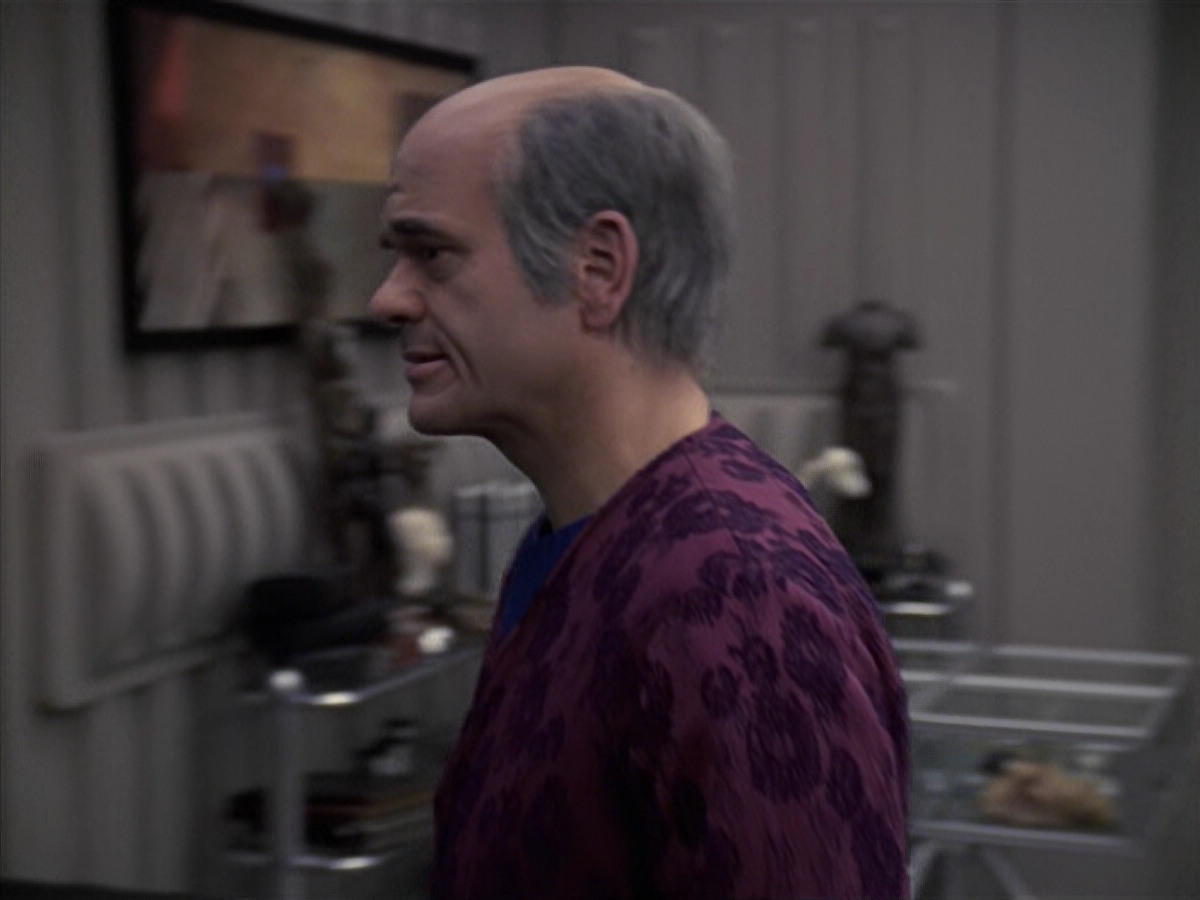 extant_StarTrek_VOY_6x24-LifeLine_03559.jpg