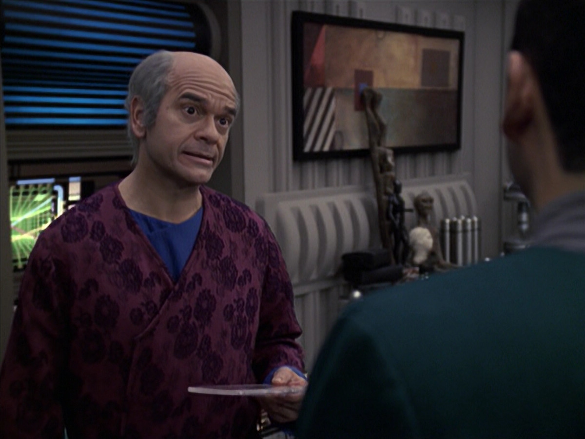 extant_StarTrek_VOY_6x24-LifeLine_03562.jpg