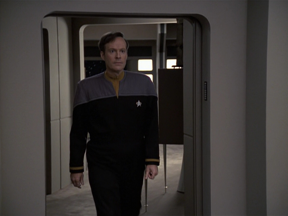 extant_StarTrek_VOY_6x24-LifeLine_03593.jpg