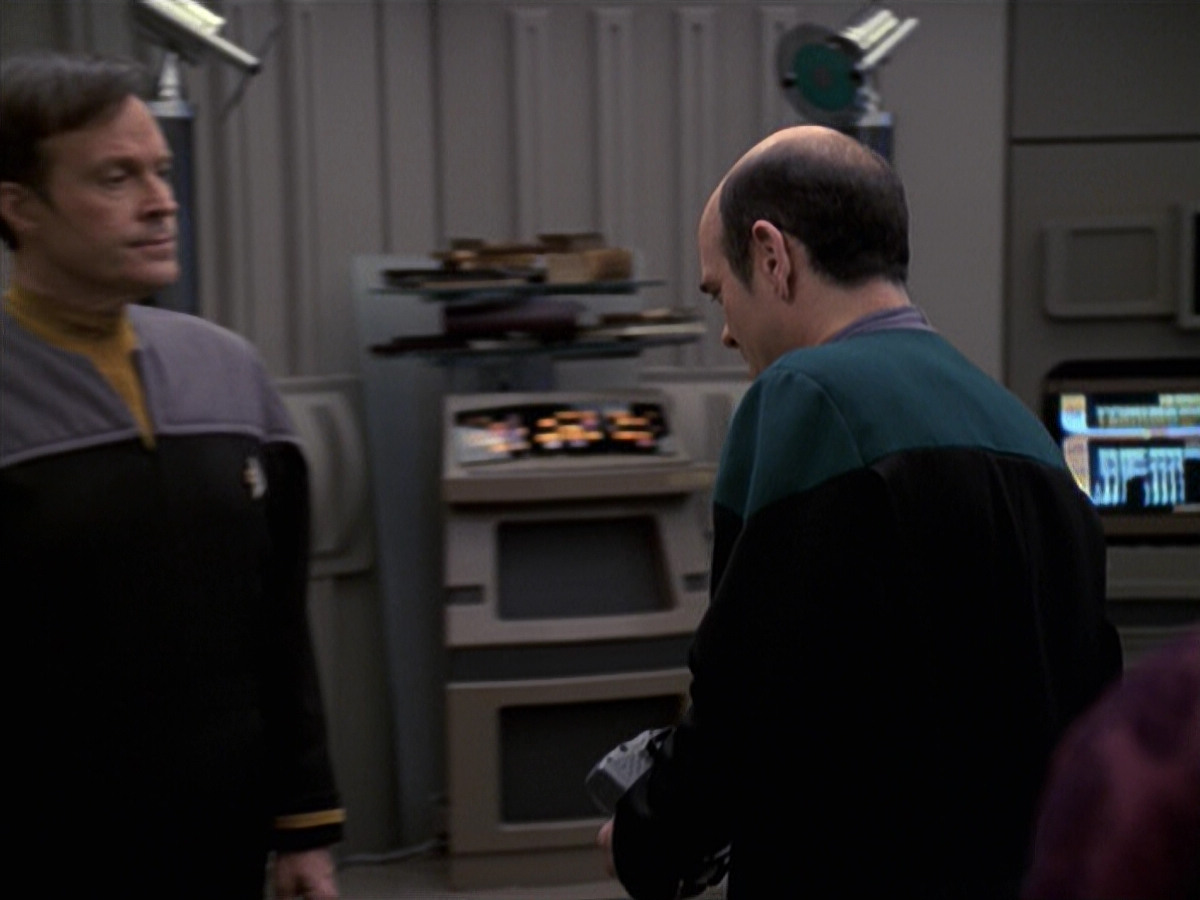 extant_StarTrek_VOY_6x24-LifeLine_03612.jpg