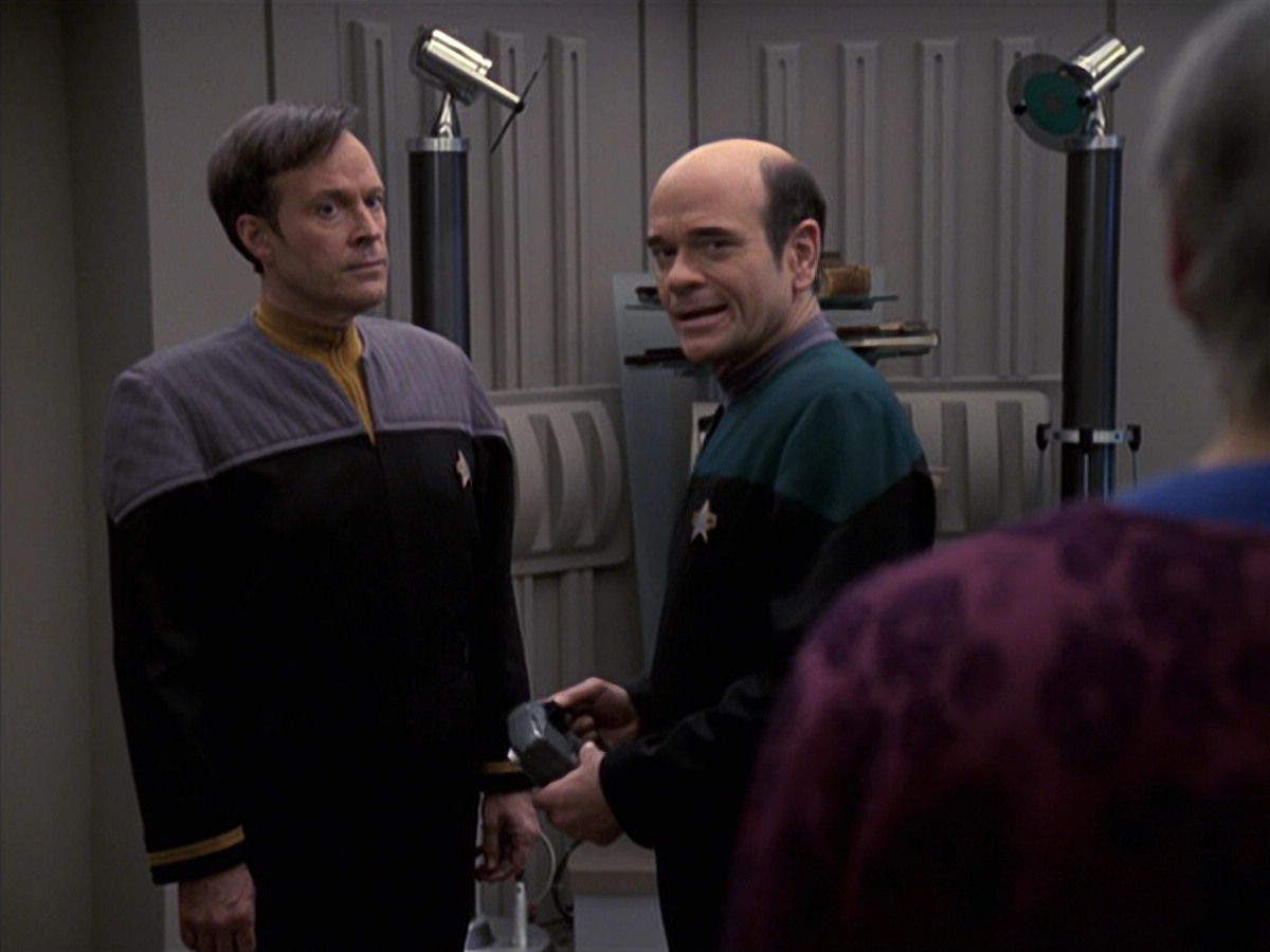 extant_StarTrek_VOY_6x24-LifeLine_03614.jpg