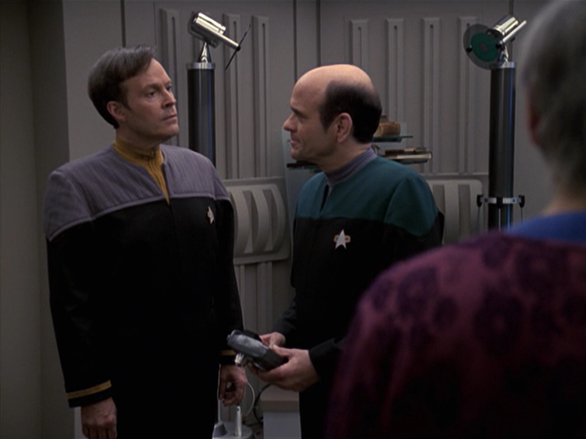 extant_StarTrek_VOY_6x24-LifeLine_03616.jpg