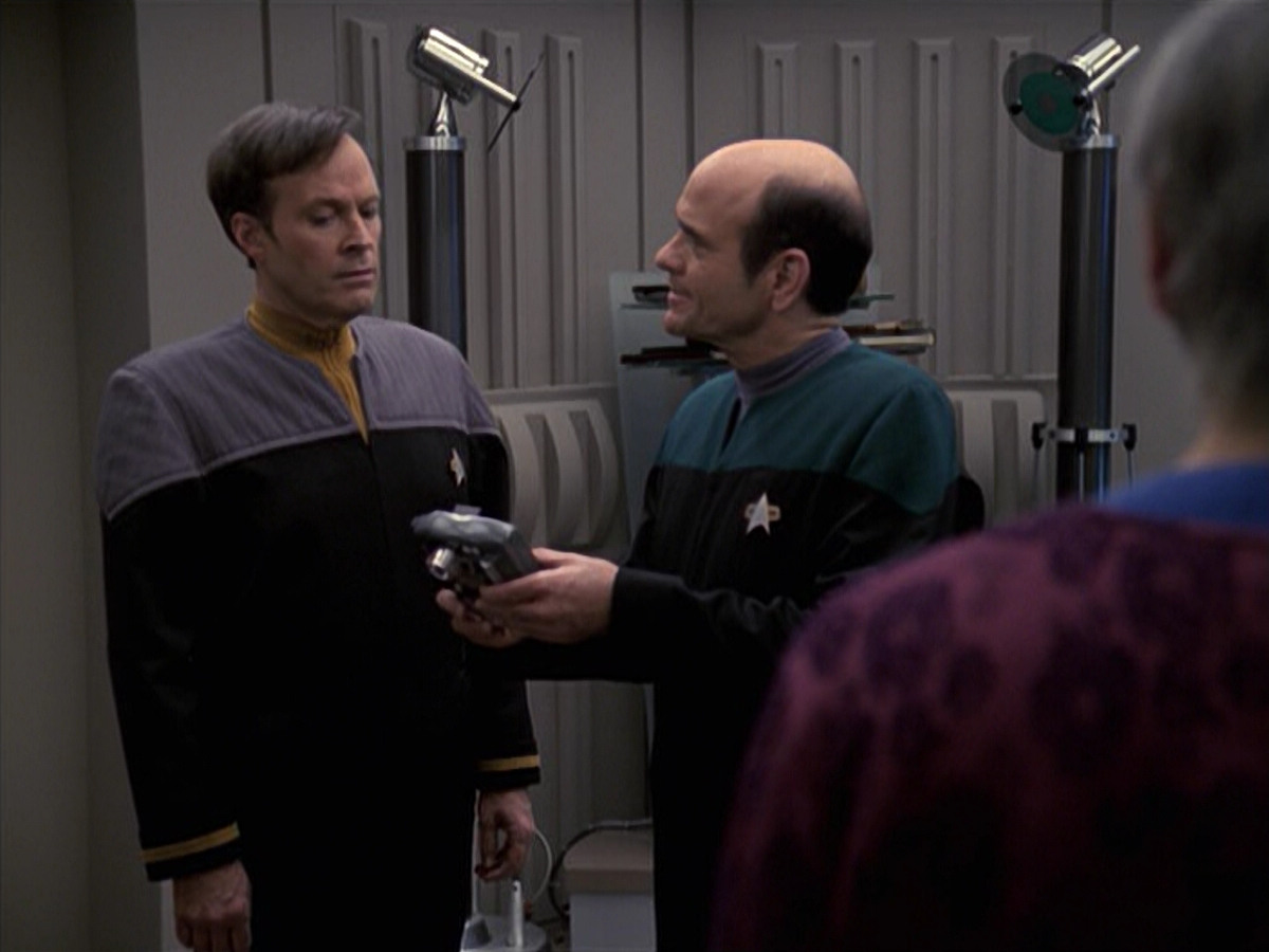 extant_StarTrek_VOY_6x24-LifeLine_03618.jpg