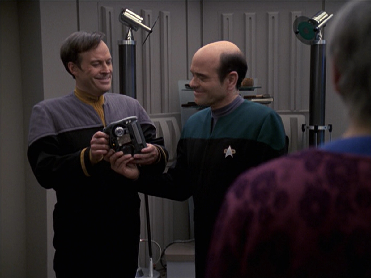 extant_StarTrek_VOY_6x24-LifeLine_03621.jpg