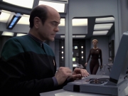 extant_StarTrek_VOY_6x24-LifeLine_00552.jpg