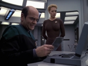 extant_StarTrek_VOY_6x24-LifeLine_00559.jpg