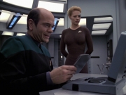 extant_StarTrek_VOY_6x24-LifeLine_00563.jpg