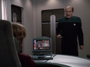 extant_StarTrek_VOY_6x24-LifeLine_00626.jpg
