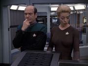 extant_StarTrek_VOY_6x24-LifeLine_00940.jpg