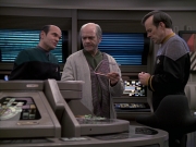 extant_StarTrek_VOY_6x24-LifeLine_01282.jpg