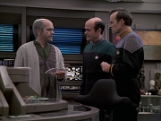 extant_StarTrek_VOY_6x24-LifeLine_01315.jpg