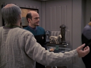 extant_StarTrek_VOY_6x24-LifeLine_01327.jpg
