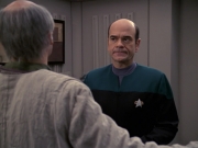 extant_StarTrek_VOY_6x24-LifeLine_01329.jpg