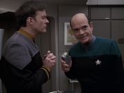 extant_StarTrek_VOY_6x24-LifeLine_01489.jpg