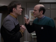 extant_StarTrek_VOY_6x24-LifeLine_01496.jpg