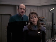 extant_StarTrek_VOY_6x24-LifeLine_02145.jpg