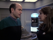 extant_StarTrek_VOY_6x24-LifeLine_02251.jpg