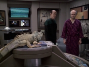 extant_StarTrek_VOY_6x24-LifeLine_02314.jpg