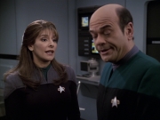 extant_StarTrek_VOY_6x24-LifeLine_02828.jpg