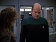 extant_StarTrek_VOY_6x24-LifeLine_02833.jpg