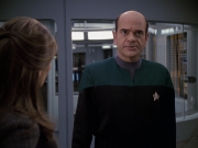 extant_StarTrek_VOY_6x24-LifeLine_02834.jpg