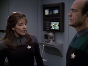 extant_StarTrek_VOY_6x24-LifeLine_02836.jpg