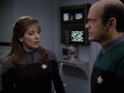 extant_StarTrek_VOY_6x24-LifeLine_02838.jpg