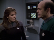 extant_StarTrek_VOY_6x24-LifeLine_02840.jpg